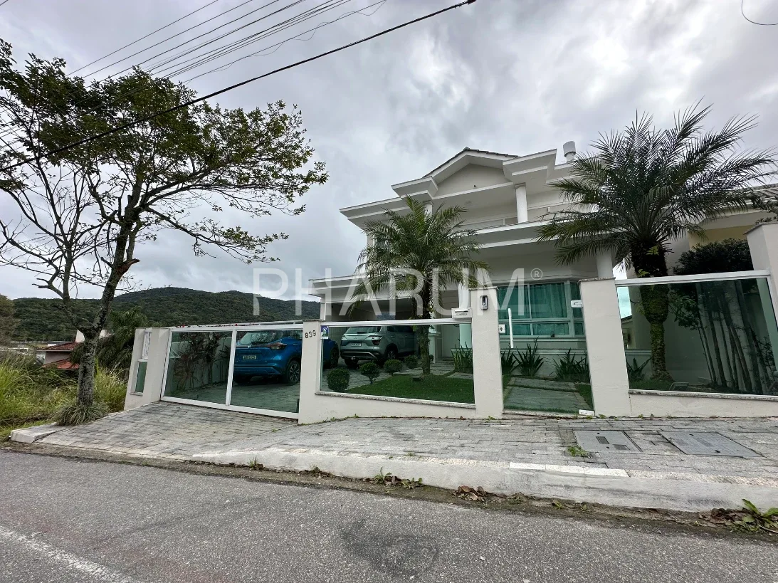 Casa na Pedra Branca com 3 suítes, 386m2, 4 vagas de garagem