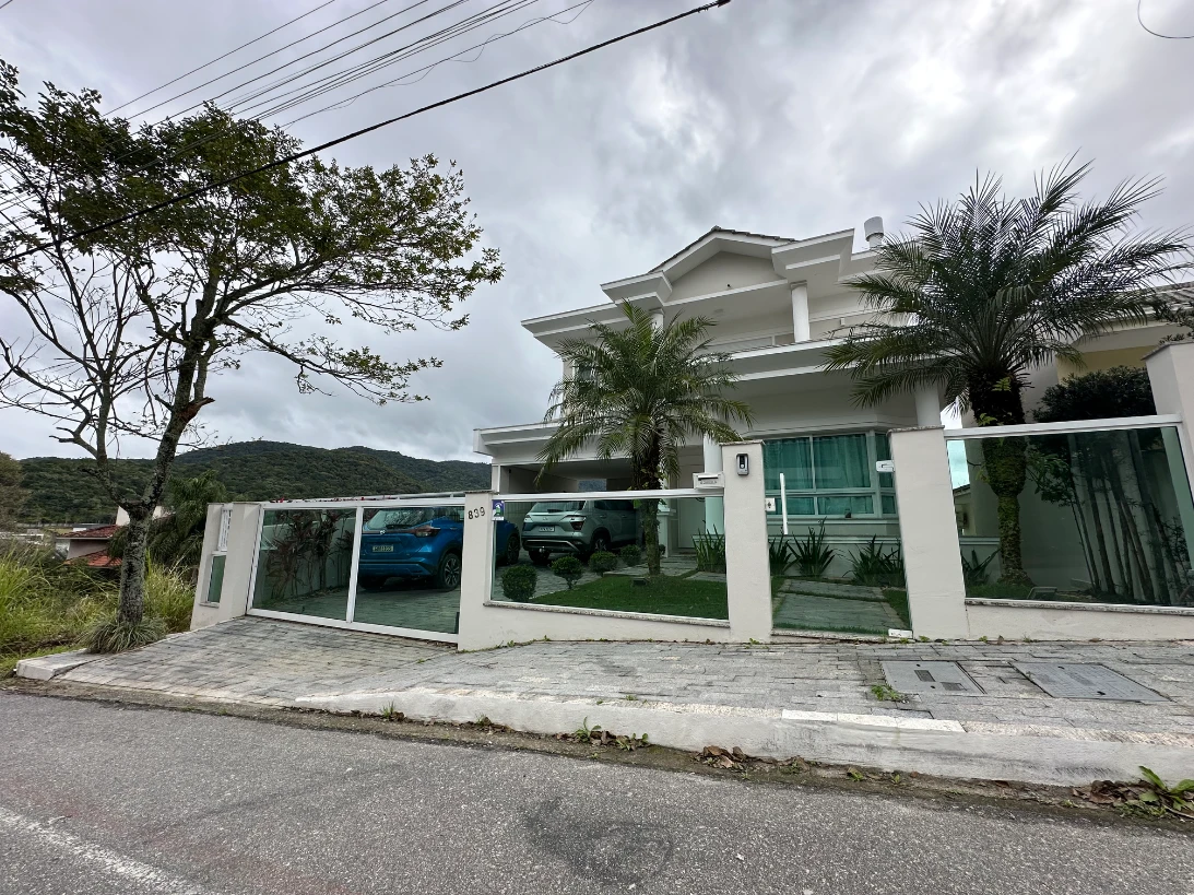 Casa na Pedra Branca com 3 suítes, 386m2, 4 vagas de garagem
