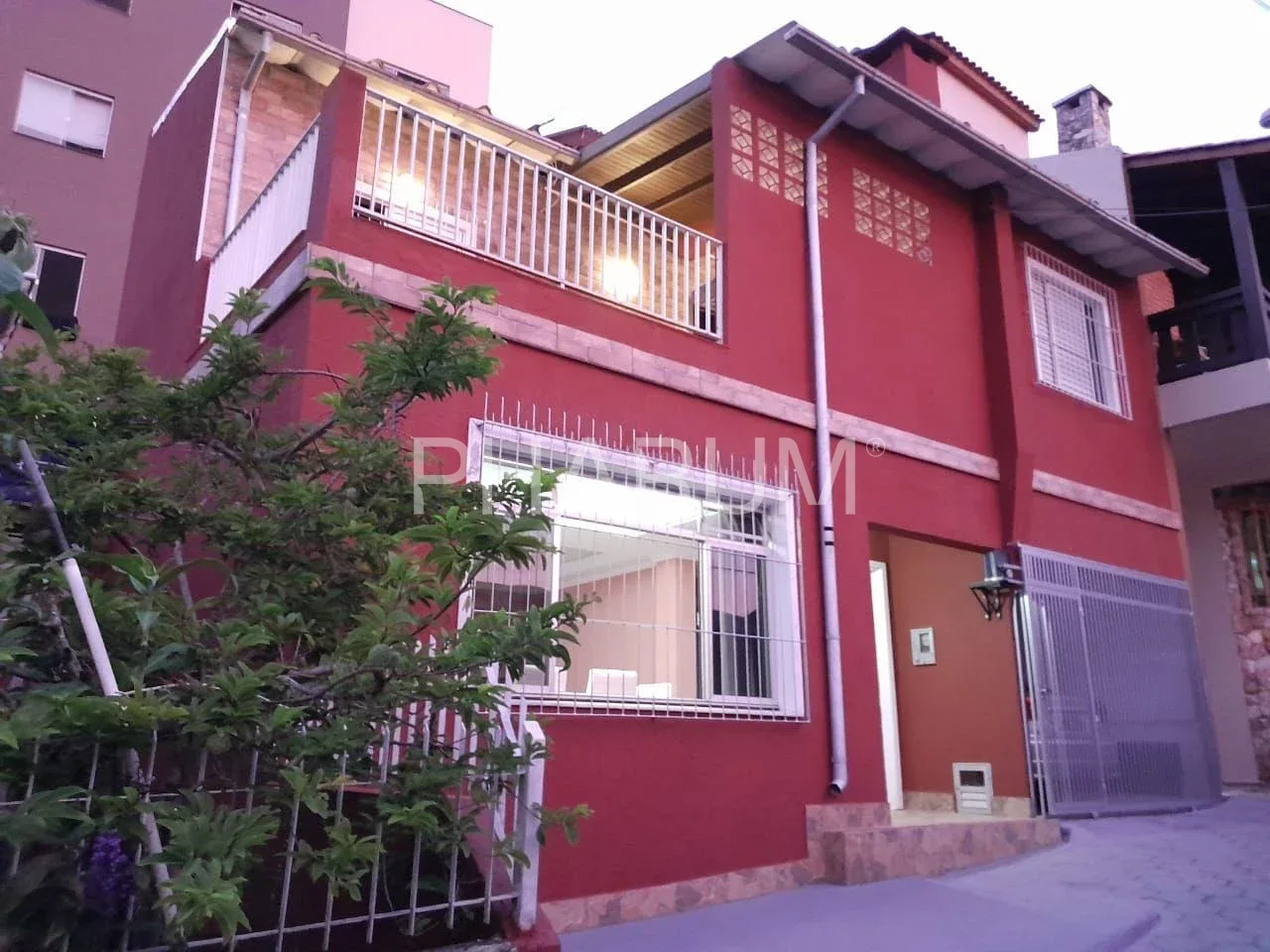 Casa na Agronômica com 3 quartos sendo 2 suítes