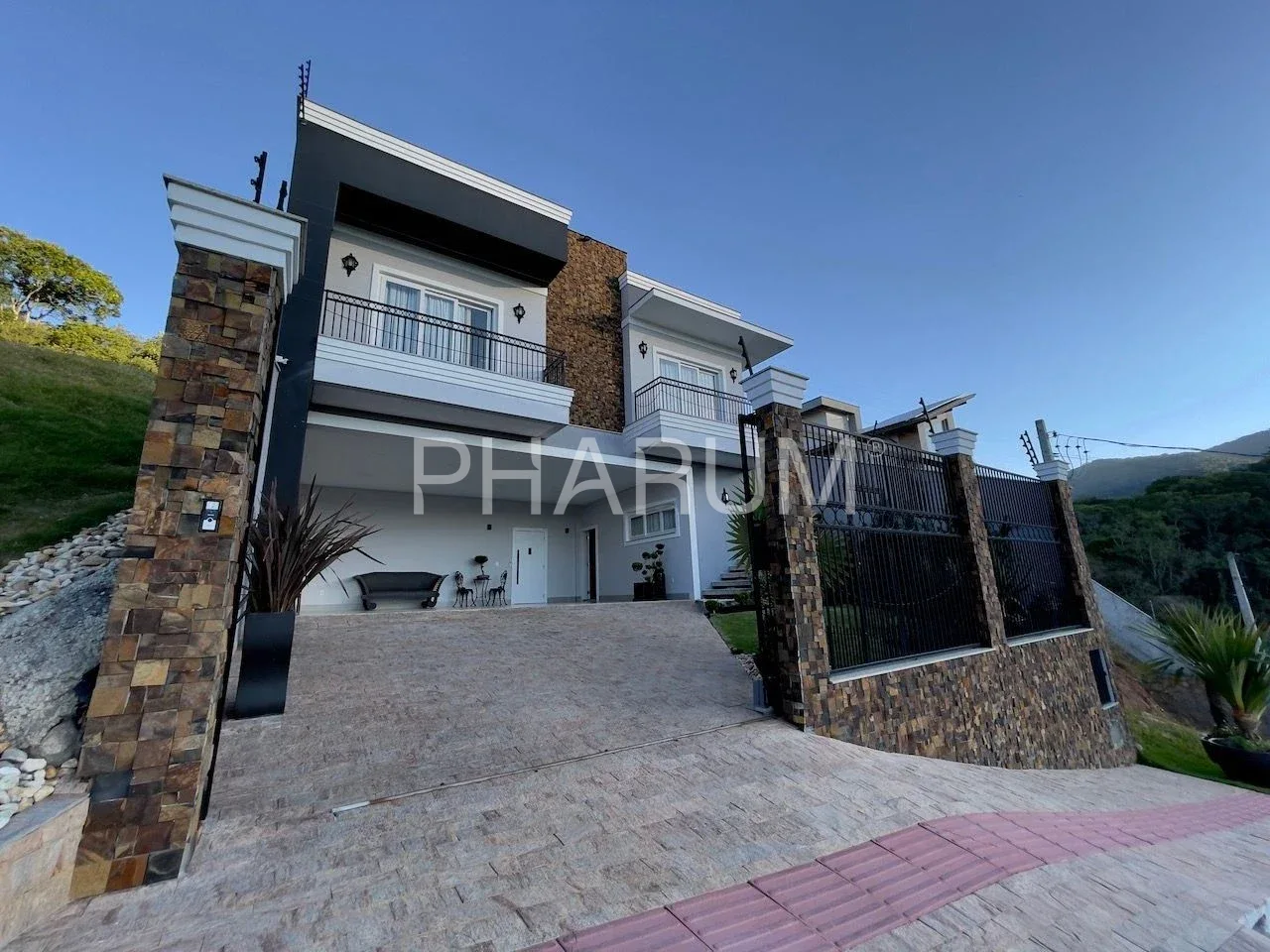 Casa na Pedra Branca com 4 suítes, 5 banheiros e 2 vagas de garagem