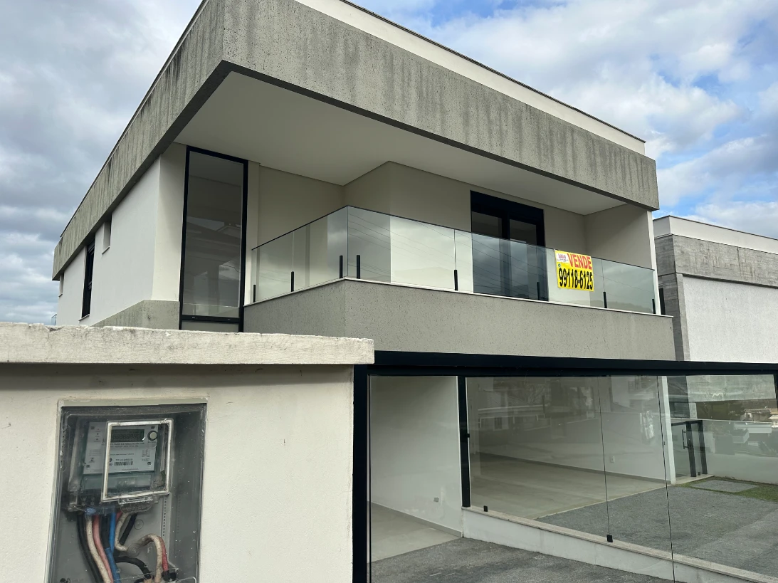 Casa com 3 suítes, Piscina com Borda Pedra Branca Palhoça/SC