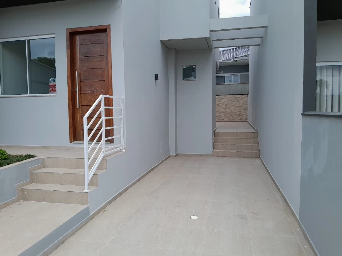 Sobrado duas suítes + lavabo.