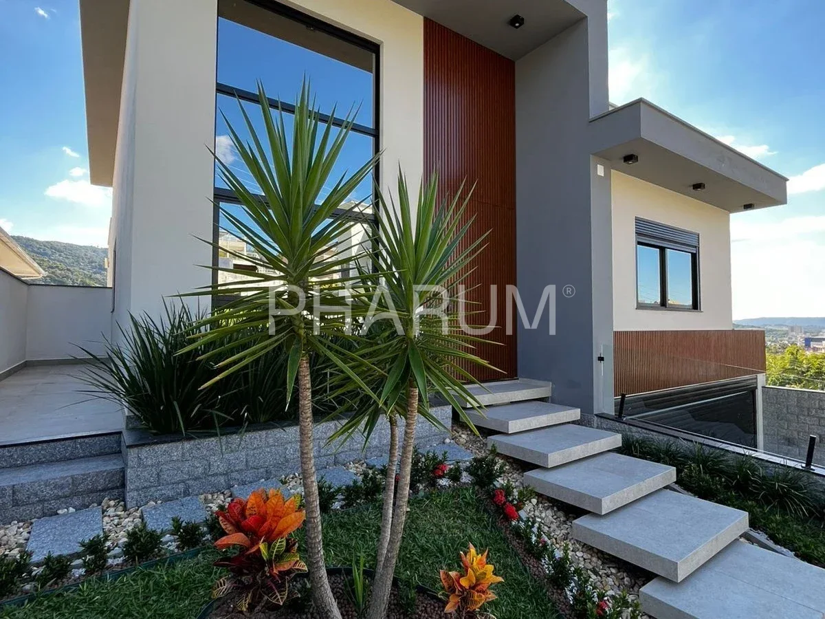 Linda Casa com Acabamento Impecável na Pedra Branca