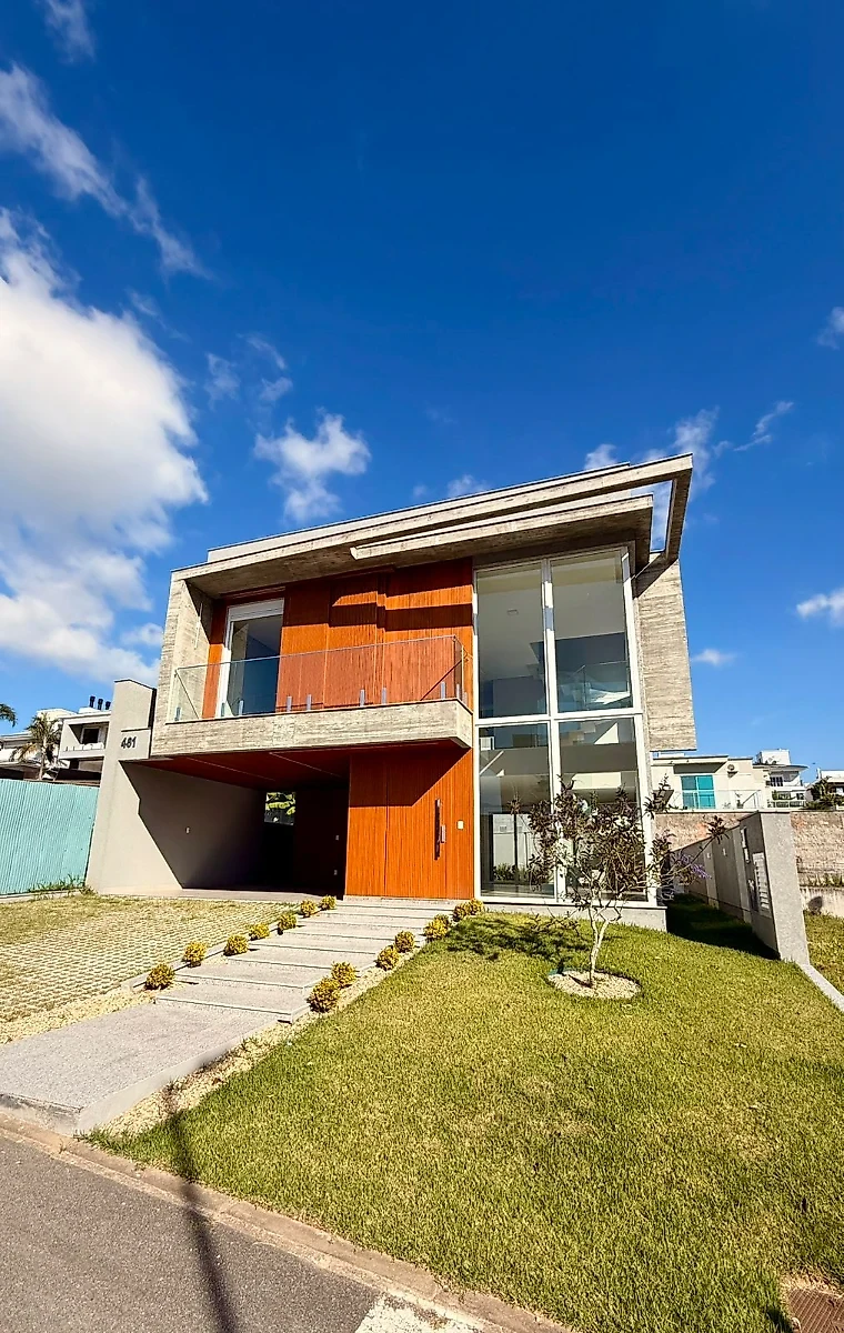 Casa 4 Quartos com 3 Suítes e 339m² - Pedra Branca