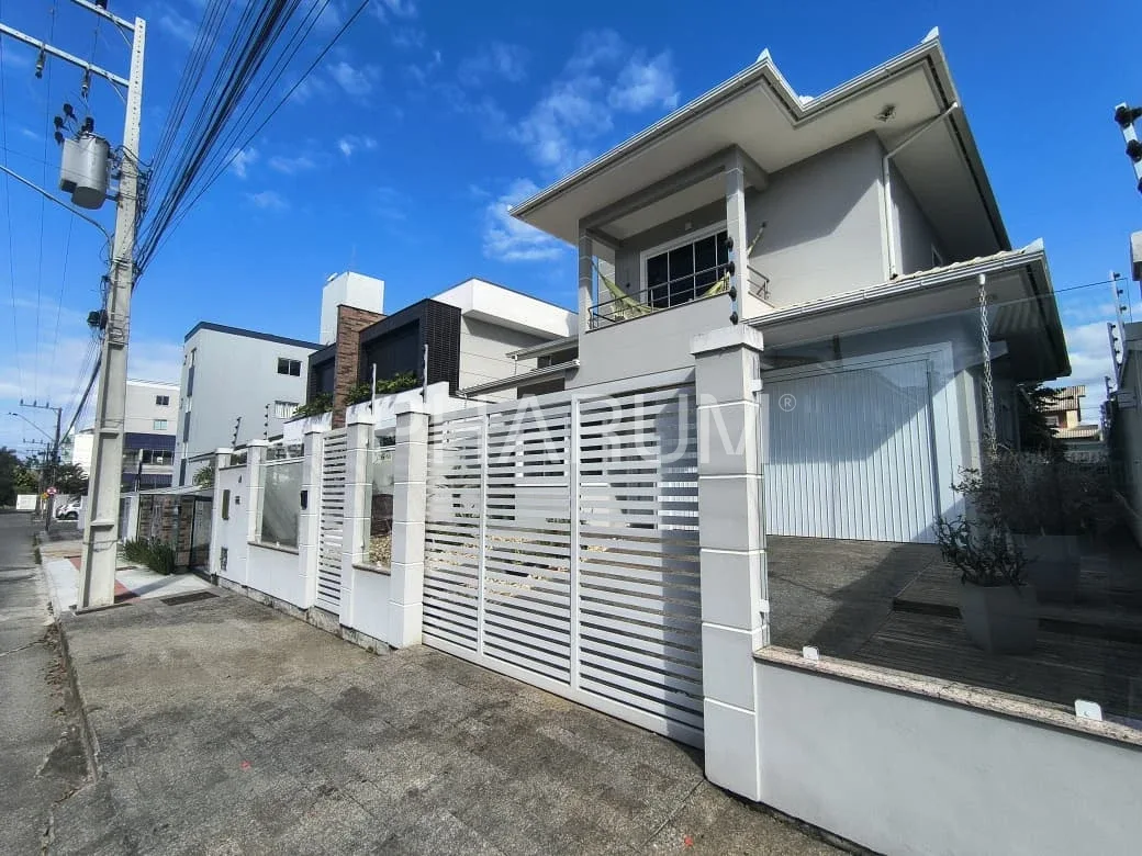 Casa de 3 Dormitórios em ótima localização no Pagani