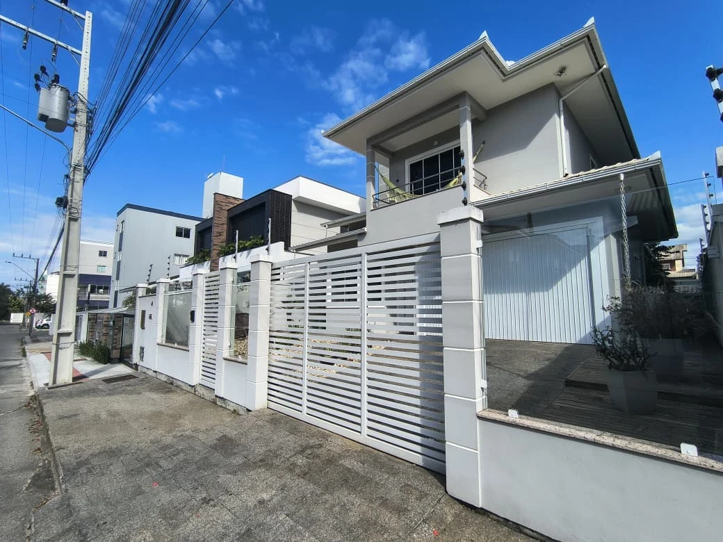 Casa de 3 Dormitórios em ótima localização no Pagani