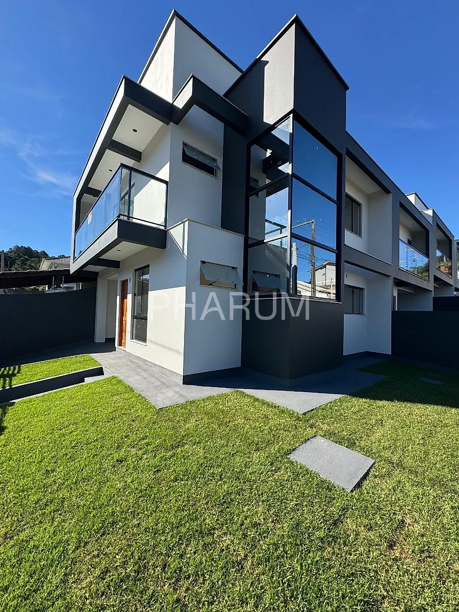 Casa de Esquina com 127m² e Amplo Terreno Lateral