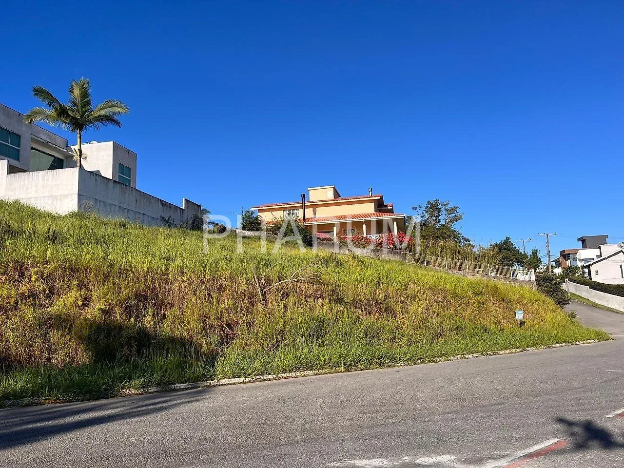 Terreno 568m² em Condomínio - Pedra Branca