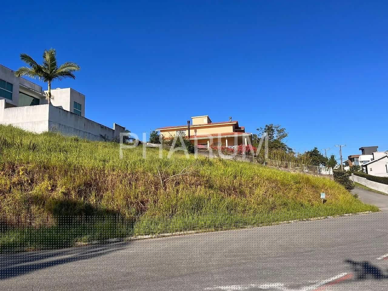 Terreno 568m² em Condomínio - Pedra Branca