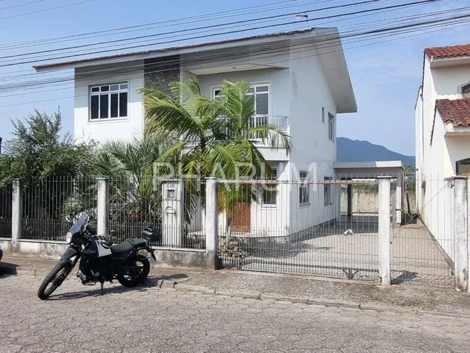 Casa no Centro de Palhoça à venda com 4 dormitórios | XP2461