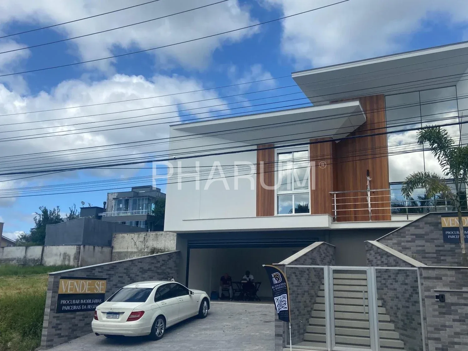 Casa na Pedra Branca com 3 suítes, 4 banheiros e 2 vagas de garagem