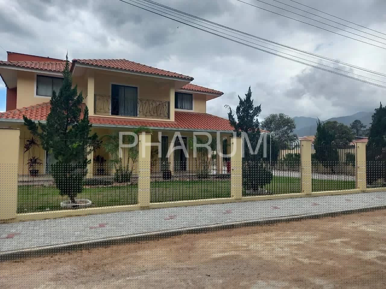 Casa em Santo Amaro da Imperatriz com amplo terreno